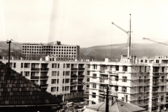 Látkép a Napsugár lakótelepről, háttérben az épülő kórház 1964 decemberében.