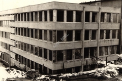 Az ÉM. Nógrád Megyei Építőipari Vállalat átköltözése után a volt központként használt épületet lakások céljára alakították át.