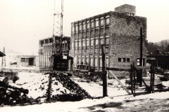 Folytatódott a KÖJÁL székház építése is.  Az eredeti építési ütemet közbejött műszaki okok miatt a kivitelező vállalat nem tudta tartani.